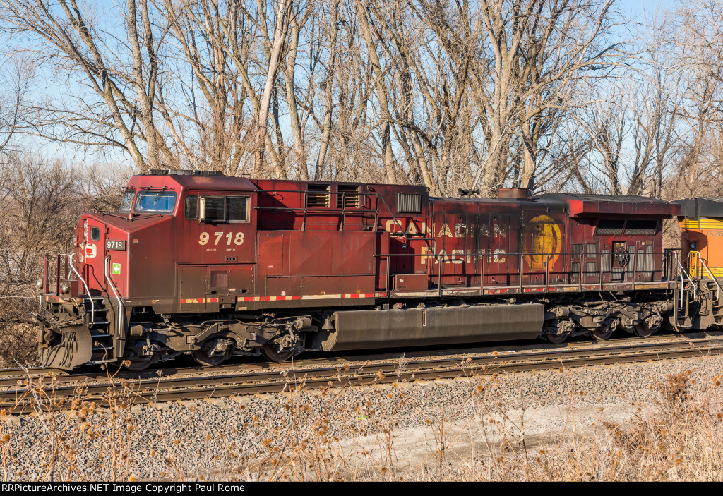 CP 9718, GE AC44CW leads a westbound BNSF train